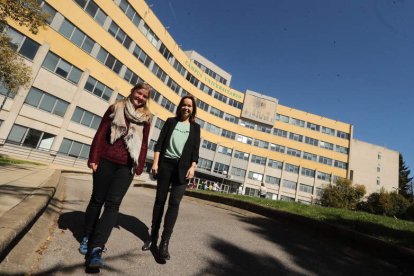 La estudiante lituana Daiva Puidokaite y la profesora Flor Álvarez Taboada, en el Campus. ANA F. BARREDO