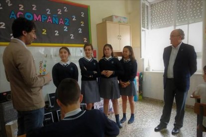 Las alumnas del colegio La Inmaculada recibieron ayer su premio