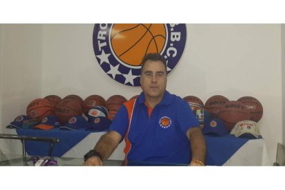 Adrián y sus jugadores se quedaron a las puertas de la LEB-Plata.