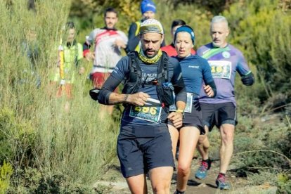 La Villablino Trail reunió en la salida a 300 atletas en la carrera absoluta y 200 en la de andarines. KALAX