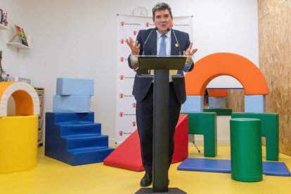 El ministro Escrivá, en un acto oficial para la inclusión de la infancia. RAÚL CARO