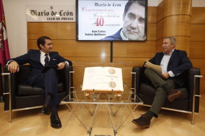 Suárez-Quiñones, entrevistado por Joaquín S. Torné en el Club de Prensa de Diario de León. RAMIRO