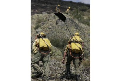 Agentes medioambientales participan en la extinción de un incendio en Arienza.