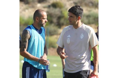 Yuri conversa con el técnico en el entrenamiento de ayer. SDP