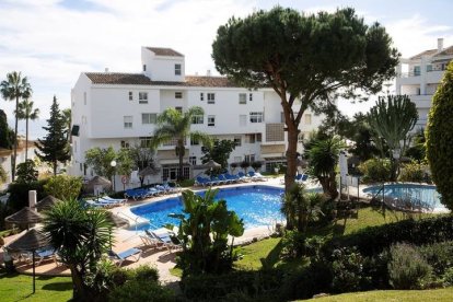 Vista de la piscina donde un hombre de nacionalidad británica y dos de sus hijos menores de edad fallecieron ahogados en la urbanización Club La Costa de Mijas (Málaga), en un extraño suceso que está investigando la Guardia Civil. EFE/Daniel Pérez