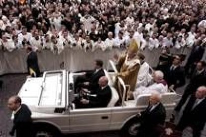 El Papa recibe el aplauso de los presentes en San Pedro subido en el «papamóvil» descubierto