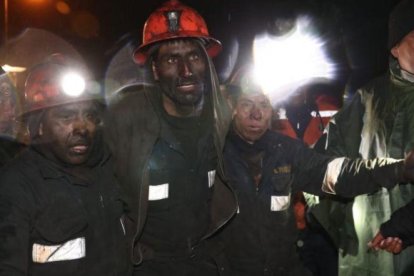 Los mineros fueron rescatados de un socavón de carbón en Perú.