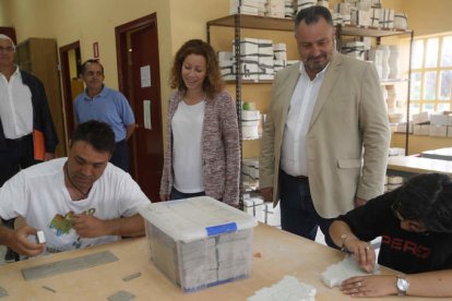 El presidente de la Diputación, ayer, en las instalaciones de Cosamai de Astorga. RAMIRO.