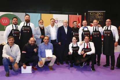 Participantes en el concurso de corte de cecina durante la Feria de los productos de León.