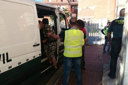 Dos de los arrestados suben a un furgón de traslado de detenidos. GUARDIA CIVIL