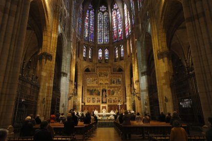 El obispo de León en una celebración en la Catedral. FERNANDO OTERO