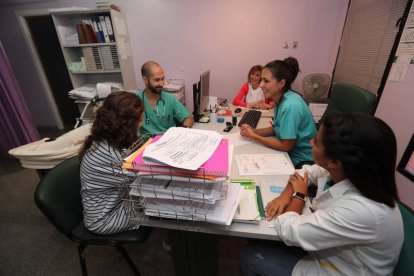 La ginecóloga Olga González está al frente de la Unidad de la Mujer en el Hospital del Bierzo, creada hace cuatro años en el antiguo hospital de día.