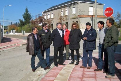 Los diputados provinciales, con el alcalde de Cubillos en la calle.