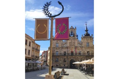 Decoración de Astures y Romanos en la plaza Mayor. A. R.