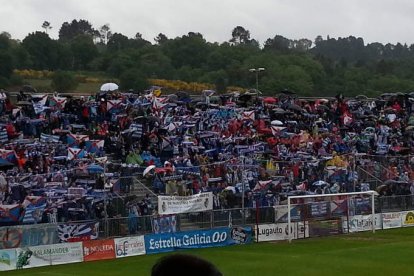 Afición de la Deportiva en la grada que se levantó hace diez años gracias a la entidad berciana. FROC