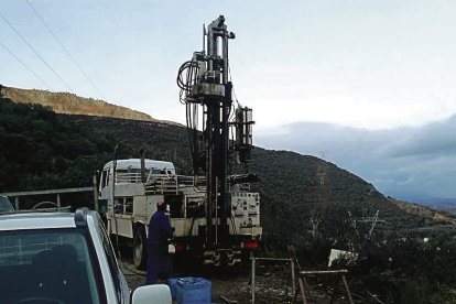 Maquinaria de sondeo para el proyecto de las obras de la A-76 en la zona de Requejo en una imagen de hace años. DL