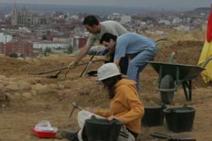 Imagen de archivo de una campaña de excavaciones en la aljama judía de Puente Castro.