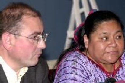 Javier Madrazo, ayer, junto a la premio Nobel de la Paz, Rigoberta Menchú