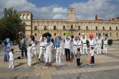 Gesto solidario de los judocas leoneses en la plaza de San Marcos