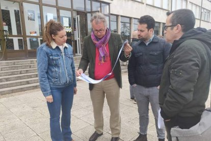 Muñoz, con los arquitectos, durante la visita al instituto. DL