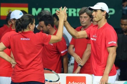 Nadal celebra con la capitana Conchita Martínez el triunfo de Ferrer en la eliminatoria con la India