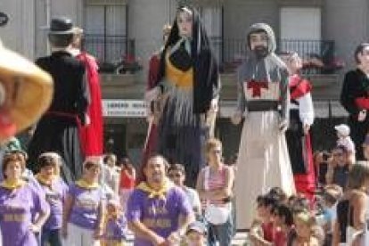 Los gigantes de Ponferrada, a su llegada a la plaza del Ayuntamiento