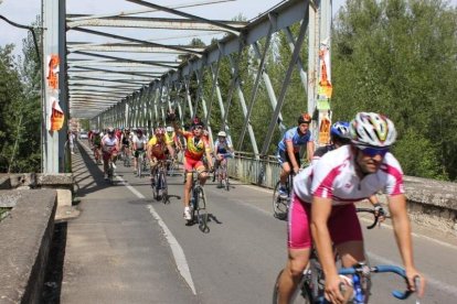 La marcha cicloturista abre hoy la Fiesta Municipal que organiza el Ayuntamiento. CIMANES DEL TEJAR