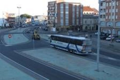 Una vista de la travesía, desde la pasarela peatonal del cruce con la carretera de León