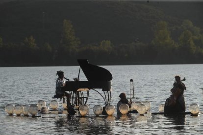 Un momento de la actuación, ayer, a última hora de la tarde, en el lago de Carucedo. L. DE LA MATA