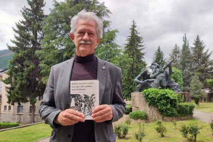 González Llamas, en el monumento al minero de Villablino. DL