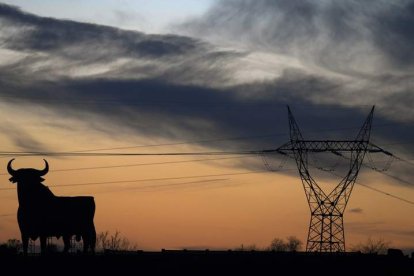 Una torreta de electricidad de alta tensión en la localidad de El Berrón, en Asturias. ELOY ALONSO