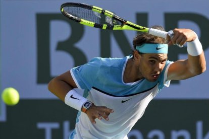 Rafa Nadal responde a un saque de Fernando Verdasco en el partido de esta pasada noche.