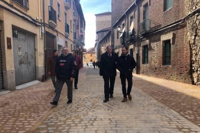 Silván, durante la visita a las calles que han sido reurbanizadas