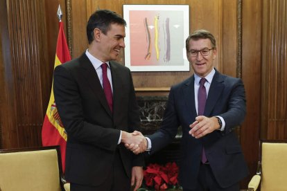 El presidente del Gobierno y el líder del PP durante su encuentro en el Congreso. CHEMA MOYA