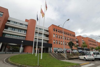 Imagen de archivo de la fachada del Hospital El Bierzo. L. DE LA MATA