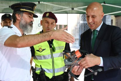 El intendente jefe muestra el dron al alcalde en presencia de uno de los agentes. CASARES