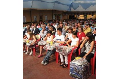 Un momento de la entrega de premios a los participantes.