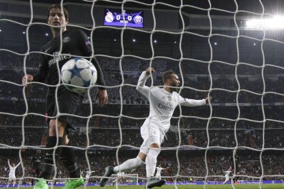 Jesé celebra el único gol del partido que logró su compañero Nacho nada más entrar al terreno de juego.