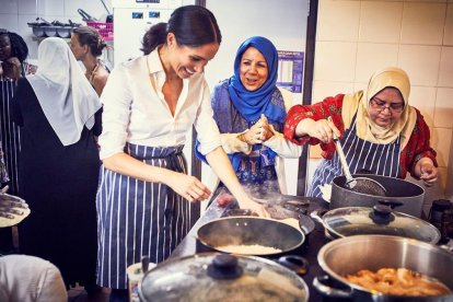 a duquesa de Sussex cocinando en el Hubb Comnnunity Kitchen.