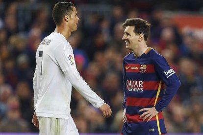 Cristiano Ronaldo y Leo Messi se vuelven a ver las caras esta noche en el Camp Nou. ALEJANDRO GARCÍA