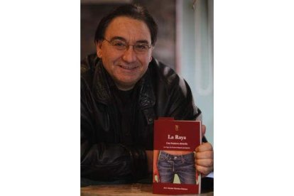 José Antonio Martínez Reñones, con su nuevo libro de viajes.