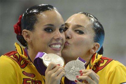 Andrea Fuentes junto a su compañera Ona Carbonell con sus medallas de plata