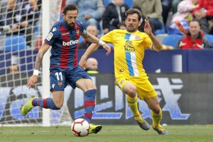 José Luis Morales disputa un balón con el jugador del Espanyol Víctor Sánchez. MANUEL BRUQUE