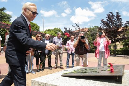 Martín Manceñido participa en la ofrenda floran en el homenaje a los donantes organizado en León. CAMPILLO