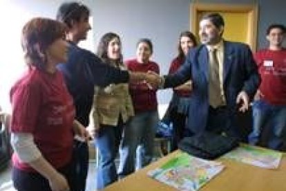 Los estudiantes que participan en el congreso saludando al rector momentos antes de la inauguración