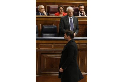 Rufián pasa ante Borrell al abandonar el hemiciclo. JAVIER LIZÓN