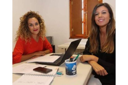 Tatiana Carballo y Tamara Prieto, en  la sede de la AECC. L. DE LA MATA