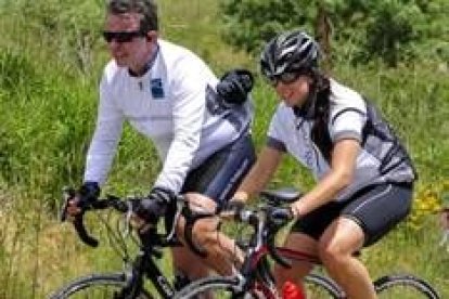 Antonio Catalán y su hija, ayer durante el recorrido en bicicleta