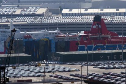 Interior cubre con lonas los dibujos de Piolín en los barcos del puerto