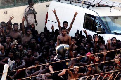 Unos 400 inmigrantes subsaharianos logran acceder a Ceuta tras un salto masivo a la valla fronteriza, el pasado mes de julio. /